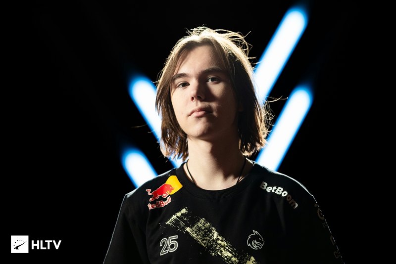 他在中圈附 他在中圈附